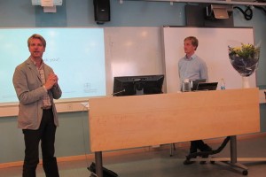 Aron defending his thesis, the opponent Jussi Karlgren is leading the discussion.